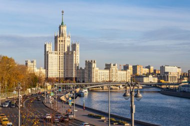 Moskova, Rusya - 13 Ekim 2021: Gökyüzüne karşı Kotelnicheskaya seti üzerinde yüksek bir binanın yakın çekimi