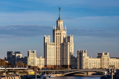 Moskova, Rusya - 13 Ekim 2021: Gökyüzüne karşı Kotelnicheskaya seti üzerinde yüksek bir binanın yakın çekimi
