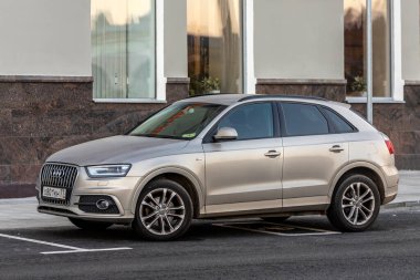 Moskova; Rusya - 15 Ekim 2021: bej rengi Audi Q3, sıcak bir sonbahar gününde sokakta park halindedir.