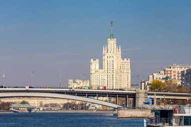 Moskova, Rusya 'daki Kotelnicheskaya setinde yüksek binalı bir gökdelen.