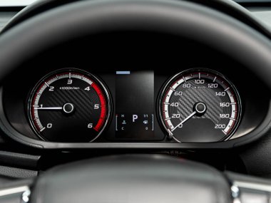 Otomobil paneli, dijital parlak hız göstergesi, kilometre sayacı ve diğer araçlar