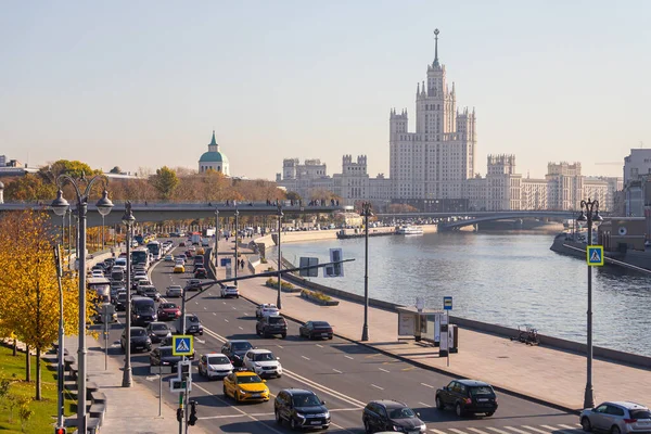 Moscou Rússia Outubro 2021 Tráfego Cidade Uma Rua Movimentada Cidade — Fotografia de Stock
