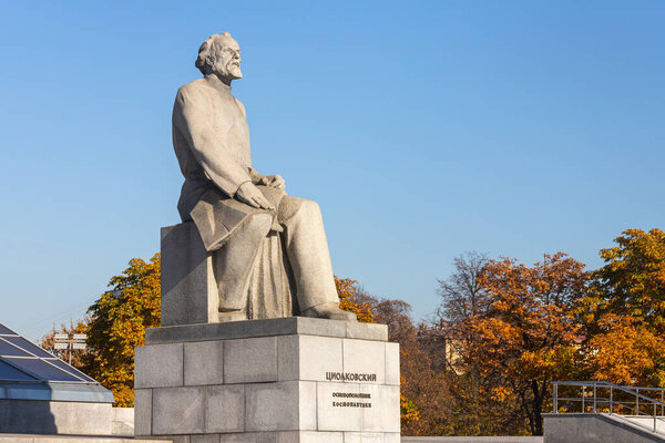 Москва, Россия - 14 октября 2021 года: крупным планом Памятник Константину Циолковскому, российскому и советскому ракетостроителю 