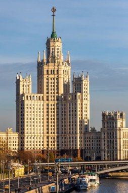 Moskova, Rusya - 13 Ekim 2021: Gökyüzüne karşı Kotelnicheskaya seti üzerinde yüksek bir binanın yakın çekimi