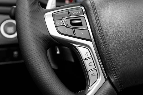 ボイスコントロールボタン付き現代車の車両インテリア — ストック写真