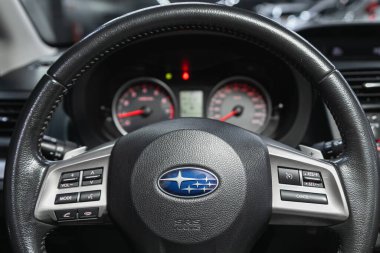 Novosibirsk, Rusya - 25 Eylül 2021: Subaru XV, kokpit iç kabin detayları, hız göstergesi ve taktik ölçer. Siyah deri iç döşeme
