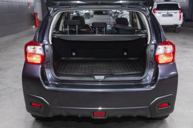 Novosibirsk, Rusya - 25 Eylül 2021: Subaru XV, bir SUV aracının bagajı açıldı.