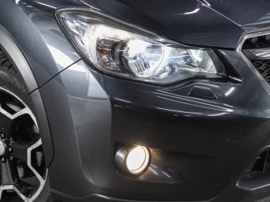 Novosibirsk, Rusya - 25 Eylül 2021: Subaru XV, yeni arabanın ayrıntılı ışığı. Dış detay 