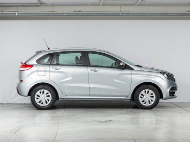 Novosibirsk, Rusya - 07 Ekim 2021: gümüş Lada XRay, yan görüş. Novosibirs 'de park halindeki modern bir arabanın fotoğrafı.