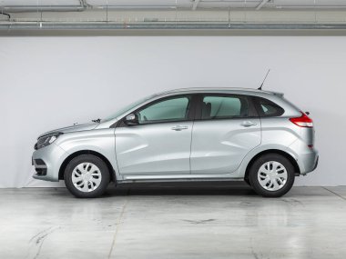 Novosibirsk, Rusya - 07 Ekim 2021: gümüş Lada XRay, yan görüş. Novosibirs 'de park halindeki modern bir arabanın fotoğrafı.