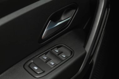 Novosibirsk, Rusya - 08 Temmuz 2021: Renault Duster, araba kapısı iç kolluk pencere paneli, kapı kilidi düğmesi. İç ayrıntılar.