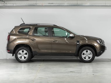 Novosibirsk, Rusya - 08 Temmuz 2021: Kahverengi Renault Duster, yan görüş. Novosibirs 'deki bir otoparkta modern lüks bir SUV' un fotoğrafı.
