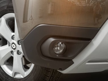 Novosibirsk, Rusya - 08 Temmuz 2021: Renault Duster, tampondaki sis ışıklarının yakın çekimi