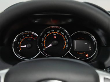 Novosibirsk, Rusya - 25 Ekim 2021: Lada Largus, beyaz arka fonda gösterge paneli: kilometre sayacı, hız göstergesi, takometre, yakıt seviyesi, su sıcaklığı ve daha fazlası