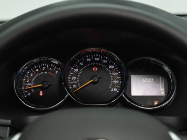Novosibirsk, Rusya - 25 Ekim 2021: Renault Logan Stepway, Beyaz arka ışıklandırmalı Araç Göstergesi: Kilometre, takometre, yakıt seviyesi, su sıcaklığı ve daha fazlası