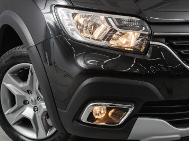 Novosibirsk, Rusya - 25 Ekim 2021: Renault Logan Stepway, yeni arabanın ışıklarını kapatın. Dış detay 