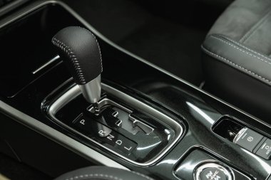Novosibirsk, Rusya - 25 Ekim 2021: Mitsubishi Outlander, Araç Detaylandırması. Otomatik iletim kolu vardiyası