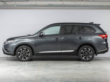 Novosibirsk, Rusya - 25 Ekim 2021: gri Mitsubishi Outlander, yan görüş. Novosibirs 'deki bir otoparkta modern lüks bir SUV' un fotoğrafı.
