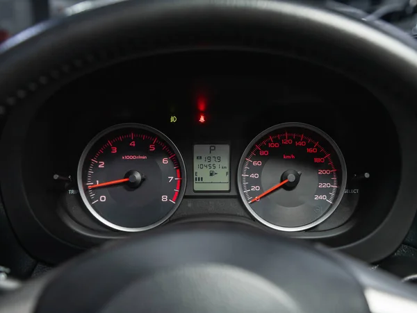 2021年9月25日 俄罗斯Novosibirsk Subaru 白色背光汽车仪表盘 里程计 速度计 速度计 油位计 水温等 — 图库照片