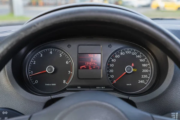 러시아의 노보시비르스크 2021 Volkswagen Polo Car Dashboard White Backlight Odometer — 스톡 사진