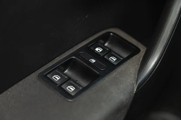 2021年10月15日 大众波罗 Volkswagen Polo 汽车门内扶手与车窗控制面板 门锁按钮 内政细节 — 图库照片