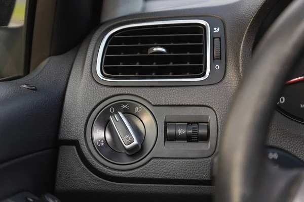 2021年10月15日 Volkswagen Polo 关闭前灯开关控制按钮 — 图库照片