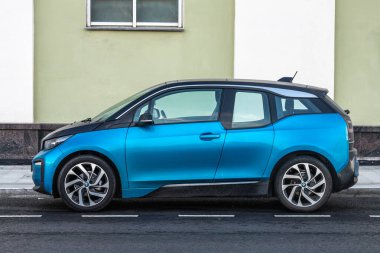 Moskova; Rusya - 15 Ekim 2021: Mavi BMW i3, sıcak bir sonbahar gününde sokakta park halindedir.