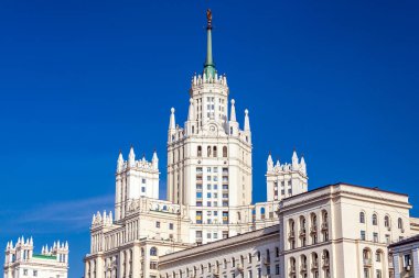 Moskova, Rusya - 13 Ekim 2021: Gökyüzüne karşı Kotelnicheskaya seti üzerinde yüksek bir binanın yakın çekimi