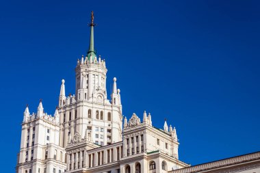 Moskova, Rusya - 15 Ekim 2021: Gökyüzüne karşı Kotelnicheskaya seti üzerinde yüksek bir binanın yakın çekimi