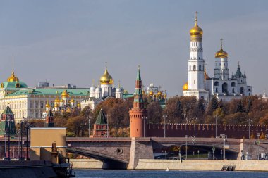 Moskova, Rusya - 15 Ekim 2021: Moskova Nehri üzerinde Kremlin seti. Grand Kremlin Sarayı, Kremlin Kilisesi. Rus başkentine seyahat..