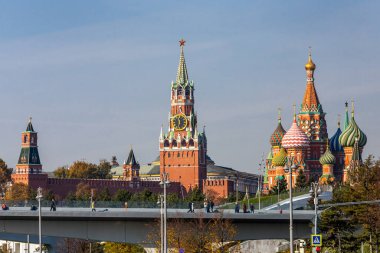 Kremlin 'in Spasskaya Kulesi ve St. Bir sonbahar gününde Basil Katedrali