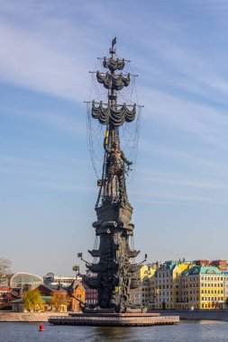 Moskova, Rusya - 13 Ekim 2021: Moskva Nehri ve Vodootvodny Kanalı 'nın batı kesişiminde Büyük Peter Heykeli.