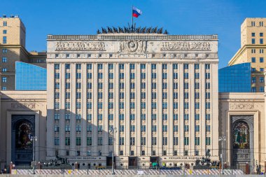 Moskova, Rusya - 14 Ekim 2021: Moskova Nehri 'nin seti üzerinde Savunma Bakanlığı' nın tarihi bir binası.