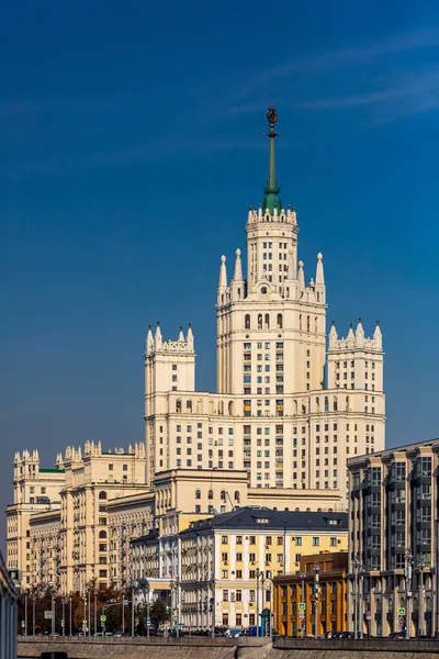 Moscú Rusia Octubre 2021 Primer Plano Edificio Gran Altura Terraplén —  Fotos de Stock