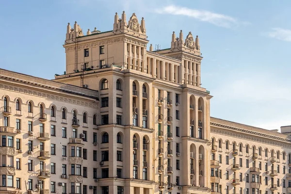 Ön cephesi demirden yapılma balkonu olan klasik bir beyaz taş bina. Sovyet mimarisi