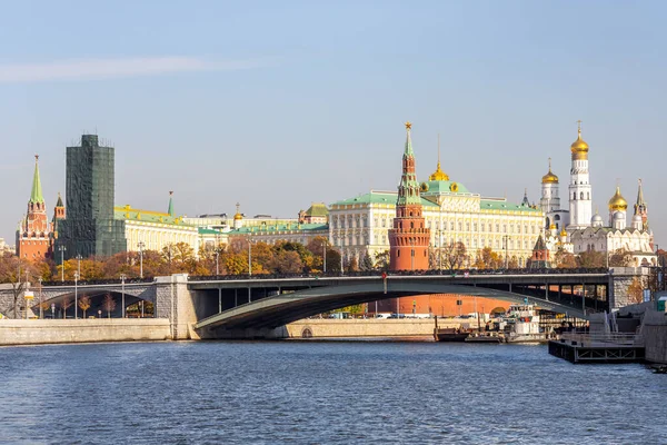 Moskova, Rusya - 15 Ekim 2021: Moskova Nehri üzerinde Kremlin seti. Grand Kremlin Sarayı, Kremlin Kilisesi. Rus başkentine seyahat..