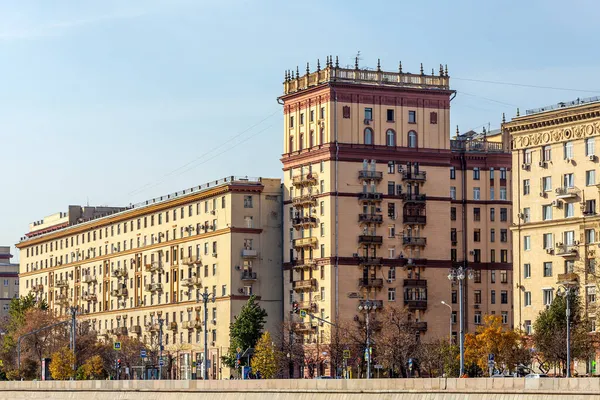 Fachada Edificio Clásico Piedra Con Columna Estuco Arquitectura Soviética —  Fotos de Stock