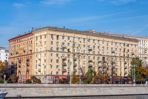 Moskva Ryssland Oktober 2021 Fasaden Klassisk Stenbyggnad Med Stuckaturnpelare Sovjetisk — Stockfoto