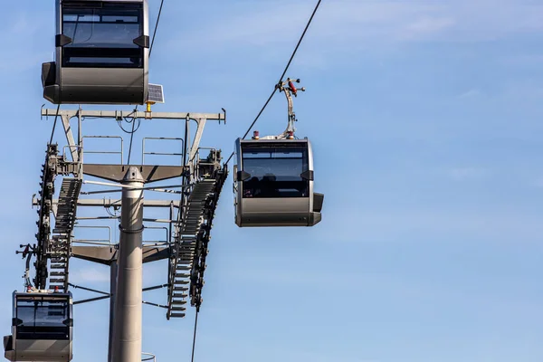 Seilbahn Über Bewölkten Blauen Himmel Standseilbahnkabinen Und Skyline Aus Der — Stockfoto