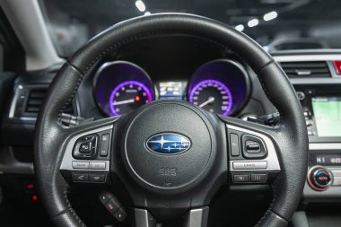 Novosibirsk, Rusya - 25 Eylül 2021: Subaru Outback, İç mimarili modern araba manzarası