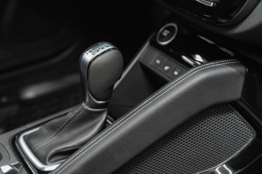 Novosibirsk, Rusya - 07 Ekim 2021: Renault Kaptur, Otomatik şanzıman kolu vardiyası