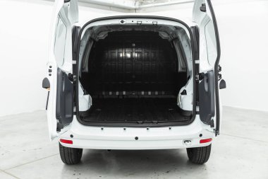 Novosibirsk, Rusya - 07 Ekim 2021: Lada Largus, küçük bir kamyonun kargo bölümü 
