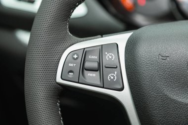 Novosibirsk, Rusya - 07 Ekim 2021: Lada Vesta SV haçı, hızlı kontrol için çok fonksiyonlu siyah direksiyon, yakın çekim