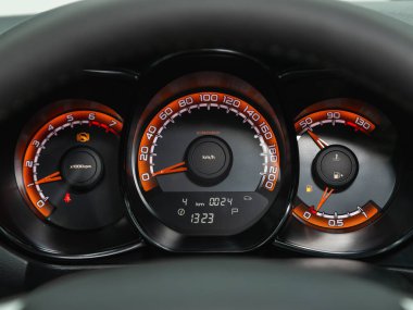 Novosibirsk, Rusya - 07 Ekim 2021: Lada Vesta SV haçı, arabanın gösterge paneli parlak ışıkla aydınlatılmıştır. Hız göstergesi, daire ölçer, yağ ve yakıt seviyesi