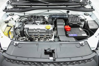 Novosibirsk, Rusya - 07 Ekim 2021: Lada Largus, yeni otomobil motorunun ayrıntılarını kapat
