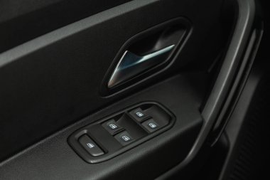Novosibirsk, Rusya - 08 Temmuz 2021: Renault Duster, yan kapı düğmeleri: pencere, ayna ayarlama düğmeleri, kapı kilidi. Araba içeride.