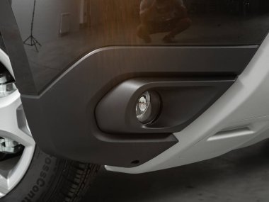 Novosibirsk, Rusya - 08 Temmuz 2021: Renault Duster, tampondaki sis ışıklarının yakın çekimi