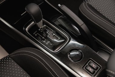 Novosibirsk, Rusya - 31 Ağustos 2021: Mitsubishi Outlander, Otomatik şanzıman kolu vardiyası