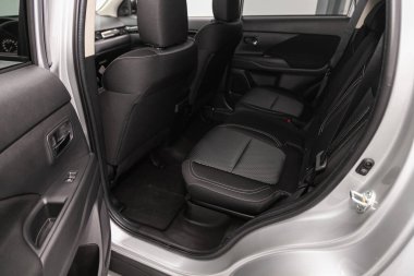 Novosibirsk, Rusya - 31 Ağustos 2021: Mitsubishi Outlander, siyah derili yolcular için arka koltuk. Rahat vagon içeride.