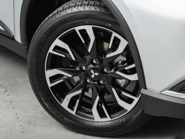 Novosibirsk, Rusya - 31 Ağustos 2021: Mitsubishi Outlander, Araç tekerleğini kapatın 